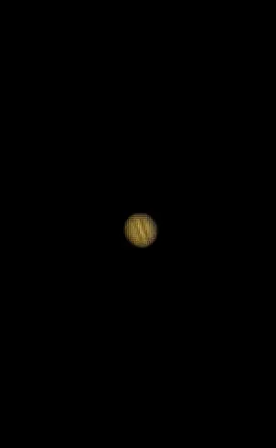 El planeta Júpiter visible como un punto de luz amarillo en el cielo nocturno