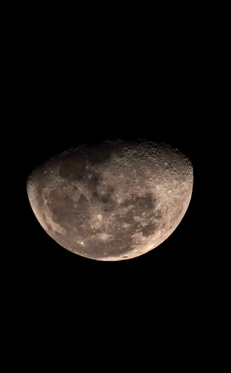 La Luna en fase gibosa con los cráteres nítidos sobre el fondo negro