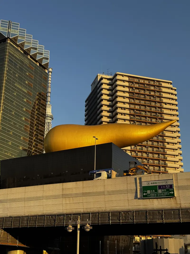 La escultura dorada del edificio Asahi iluminada por el sol de la tarde