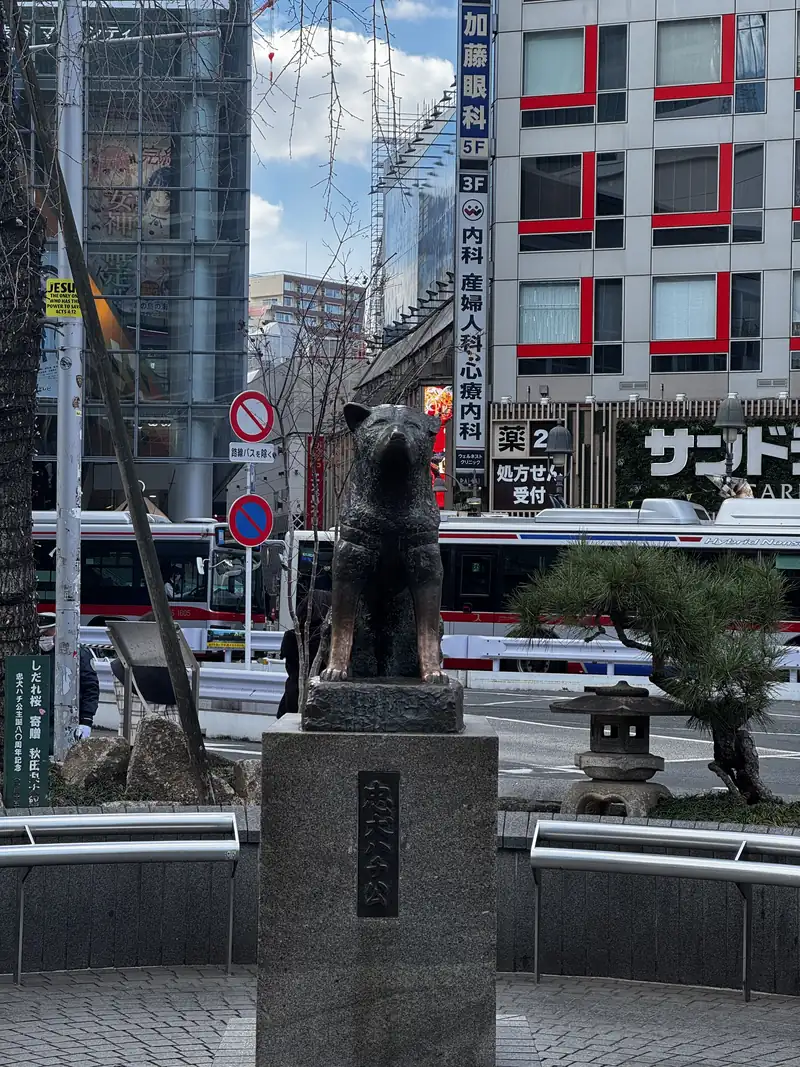 La estatua de bronce del perro Hachikō en Shibuya