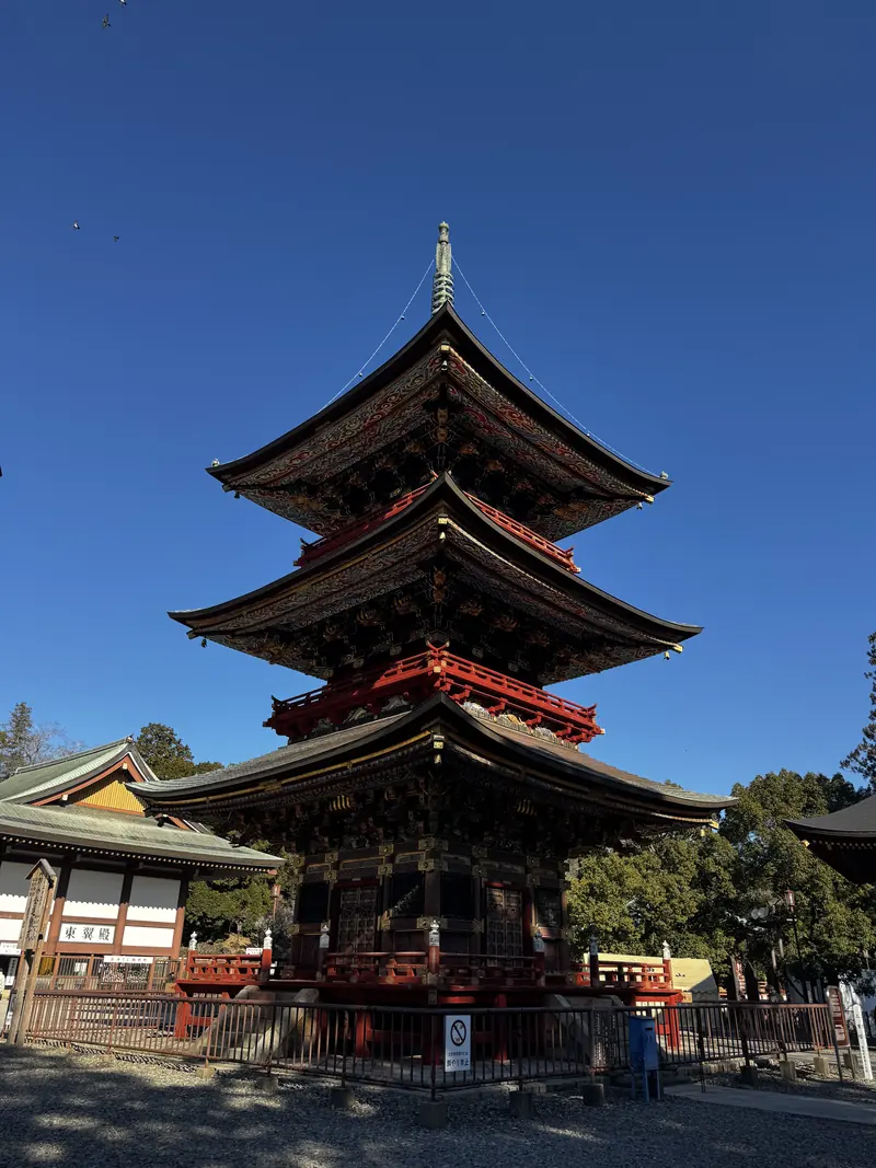 Una pagoda de cinco pisos recortada contra un cielo azul intenso