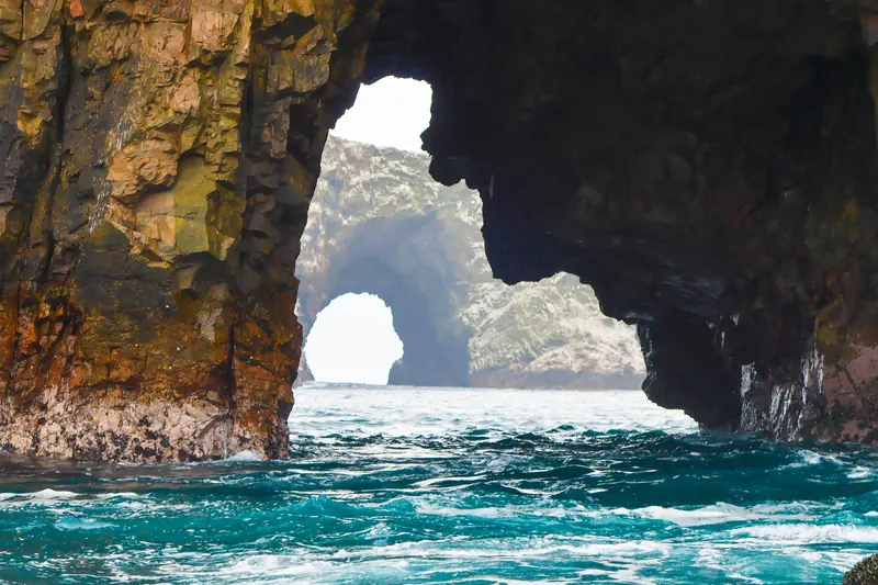 Un arco de piedra sobre el mar turquesa en las islas Ballestas